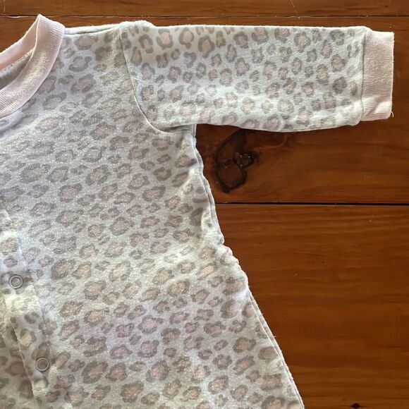 3-6 month Baby Gear pink & white snap footed pajamas w/cheetah print - Picture 4 of 13